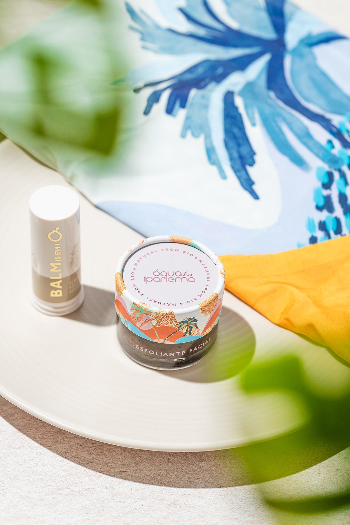 Brisa do Rosto: Exfoliante facial + Bálsamo 10 en 1 para Ojos, Labios y Rostro, y recibe gratis 1 pañuelo estampado Águas (Caminho do Mar).