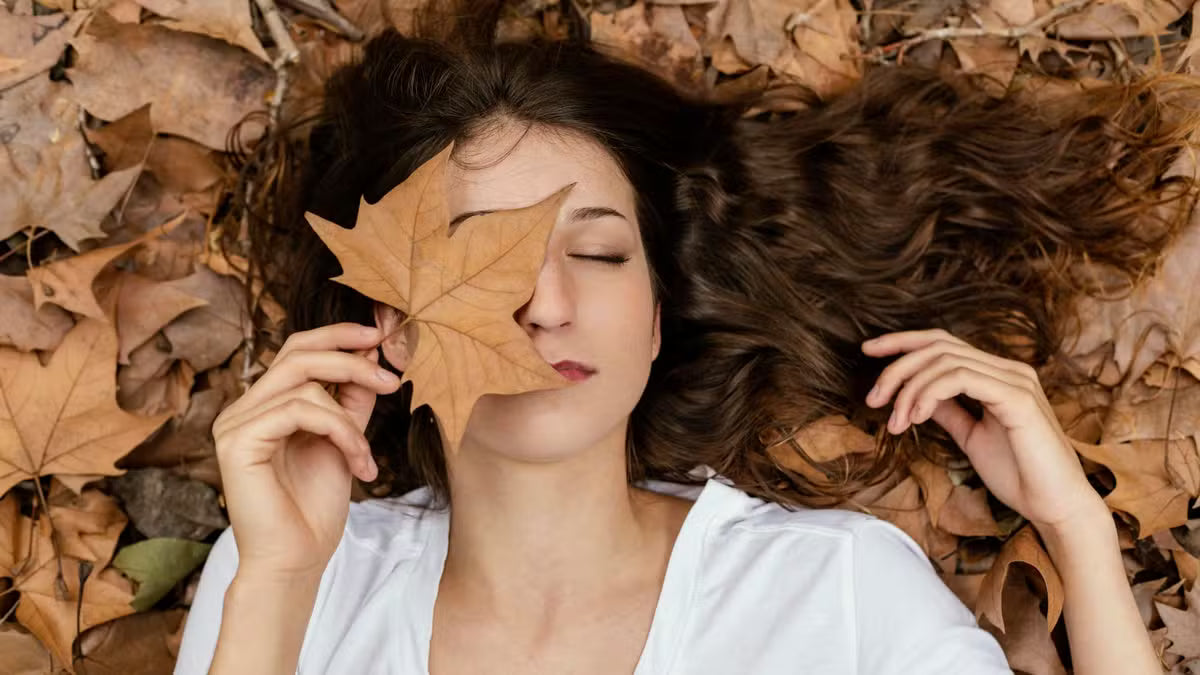 Outono chegou: como adaptar sua rotina de beleza para os dias mais amenos